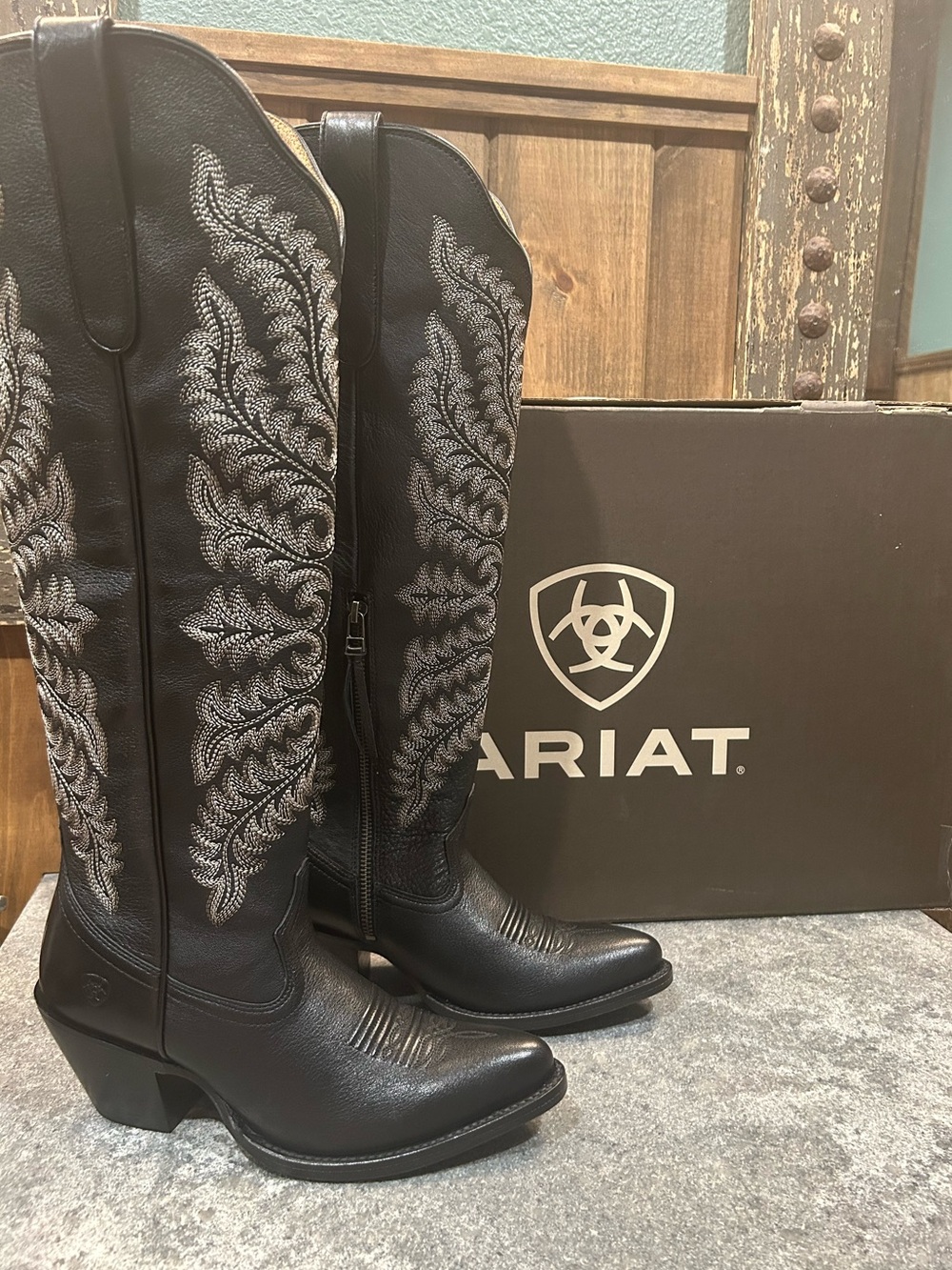 NEVER WORN! NWT Ariat Helena Western Boots Black Leather Tall Cowboy boots 6.5